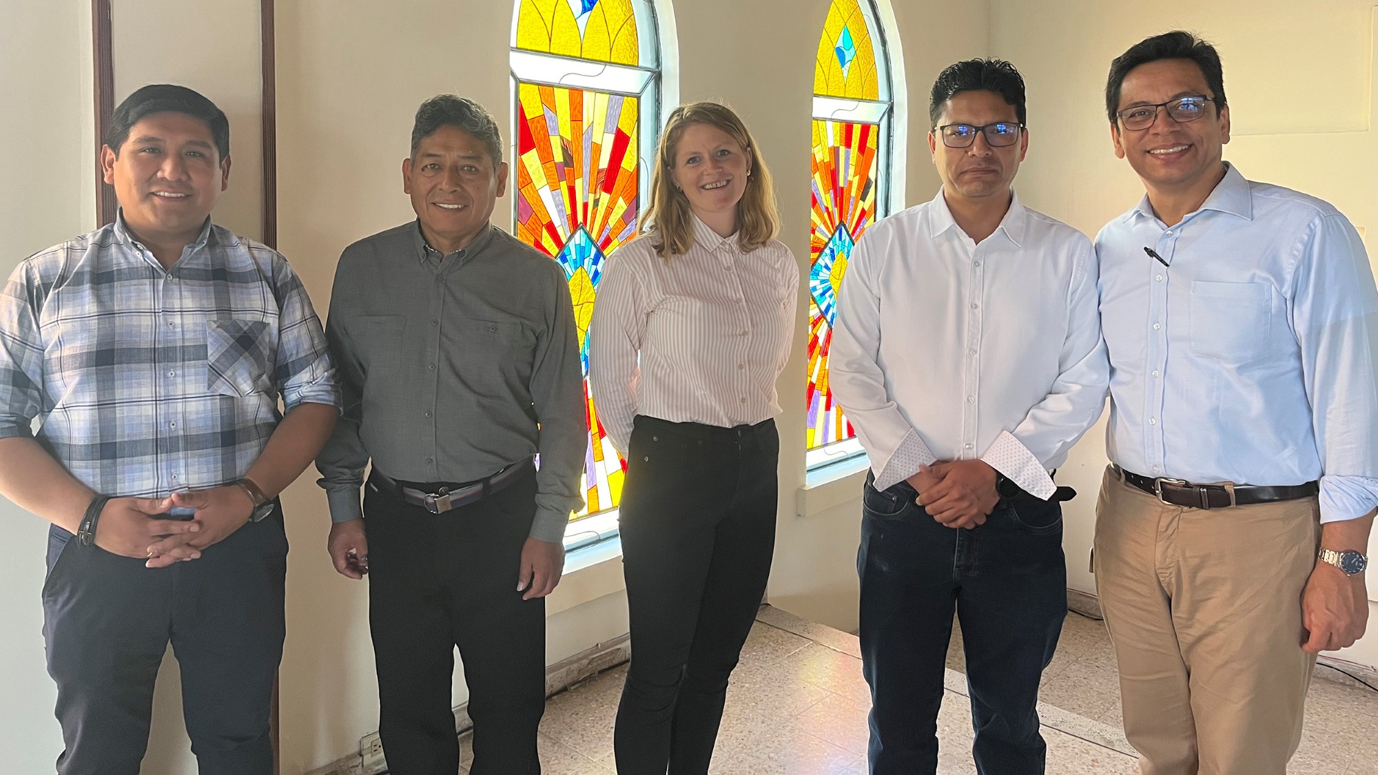 Frå venstre: Oscar Bellido (lærar SETELA), Félix Vargas (rektor SETELA), Marianne T. Lindtjørn (SR Sør-Amerika og styreleiar SETELA) , Luis Amezquita (akademisk leiar SETELA)  og Luis Eduardo Ramírez Suárez (rektor FUSBC)