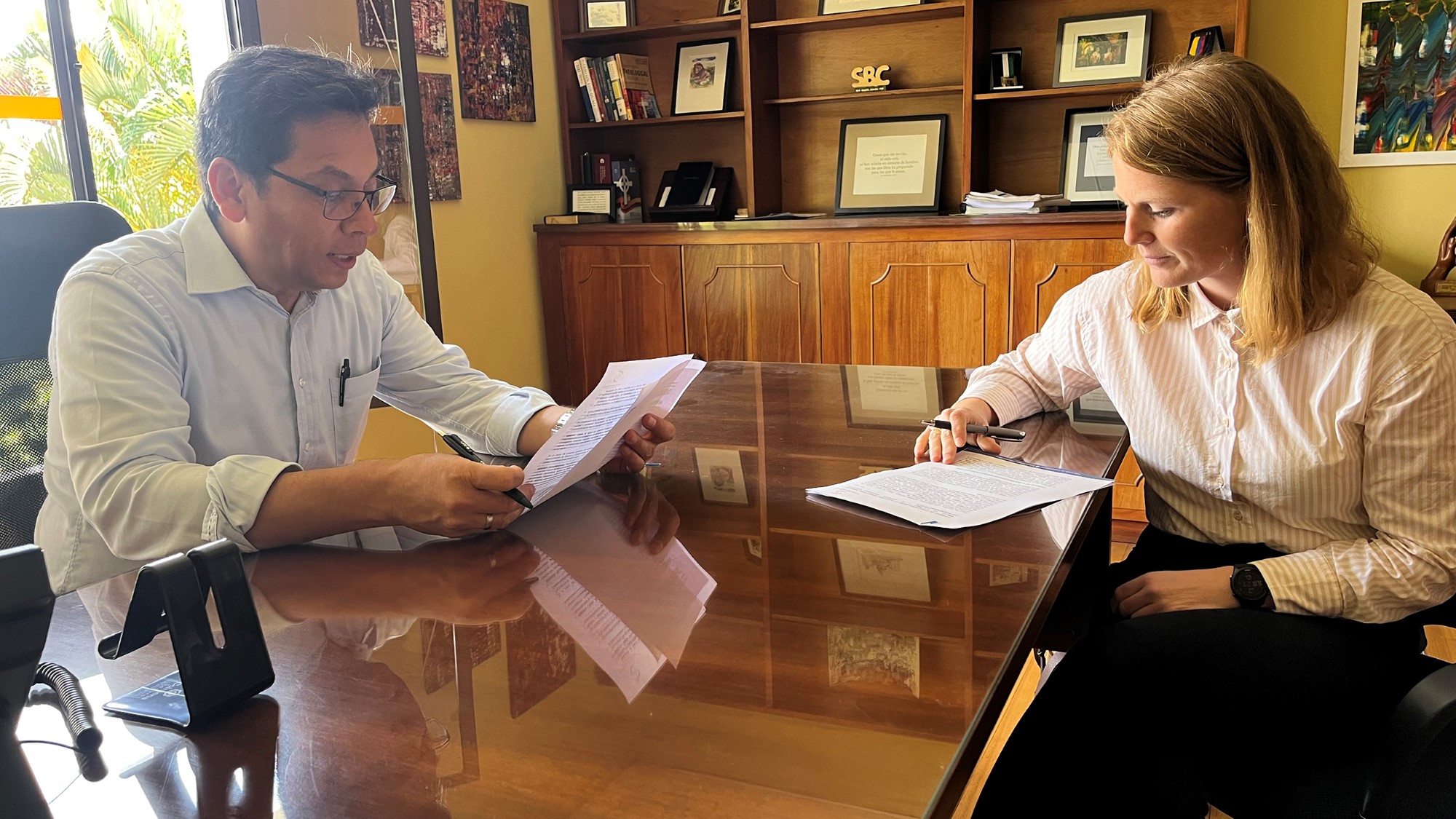 Marianne og rektor på FUSBC, Luis Eduardo Ramírez Suárez skriv under avtale