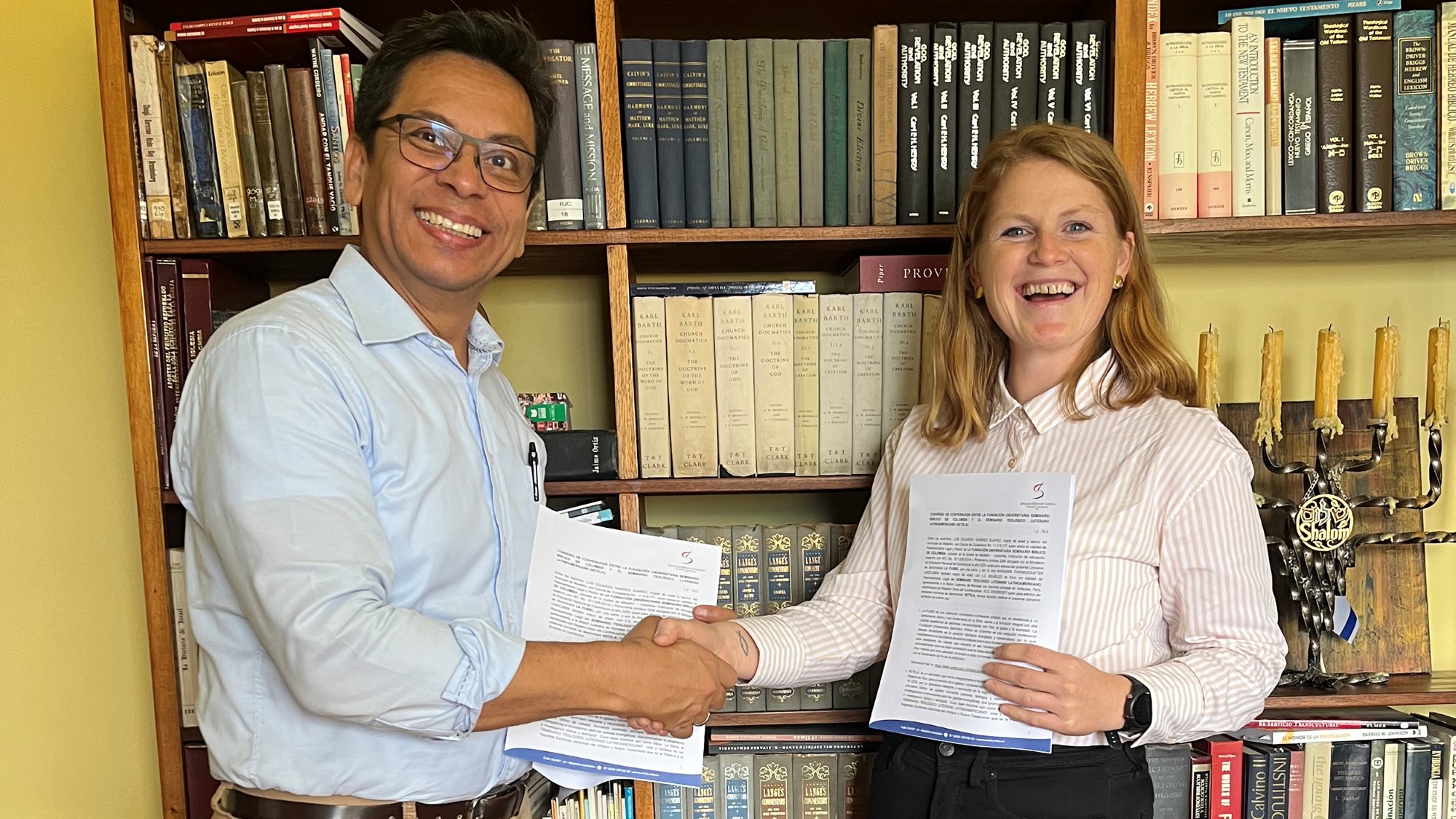 Marianne T. Lindtjørn og rektor på FUSBC, Luis Eduardo Ramírez Suárez smiler og utveksler håndtrykk