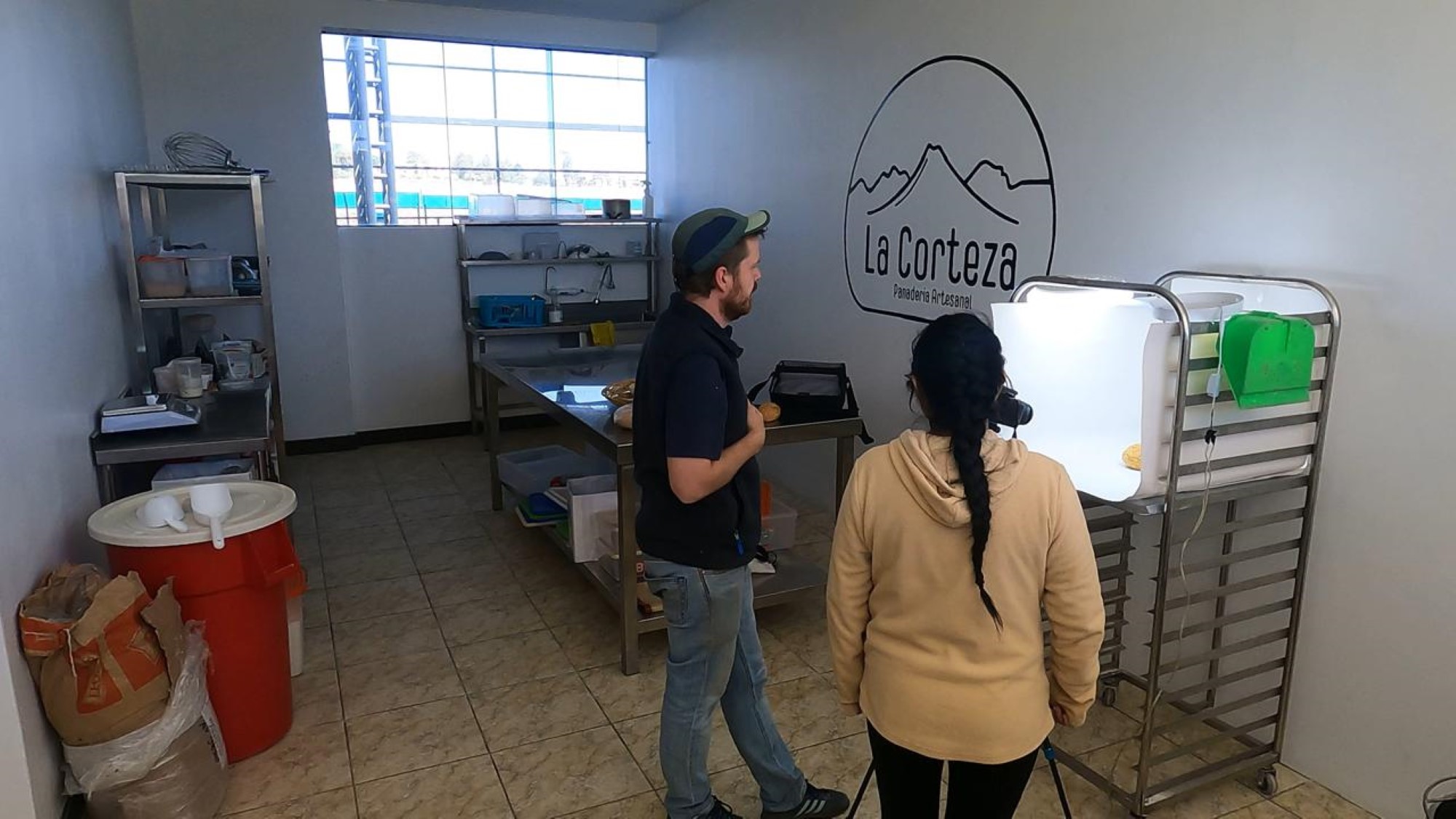 Svein og Massiel i bakeriet