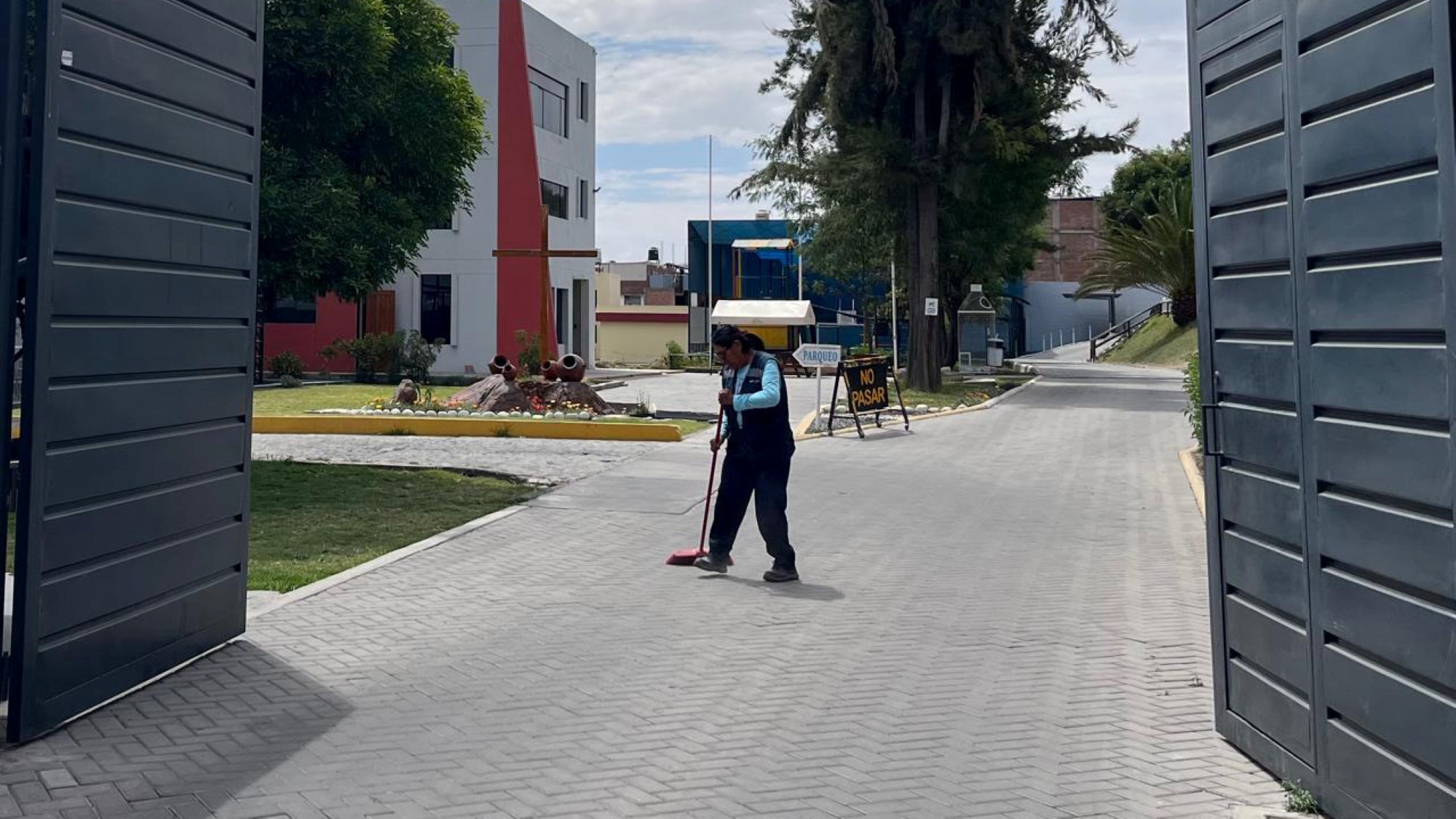 Yaneth feier innenfor porten