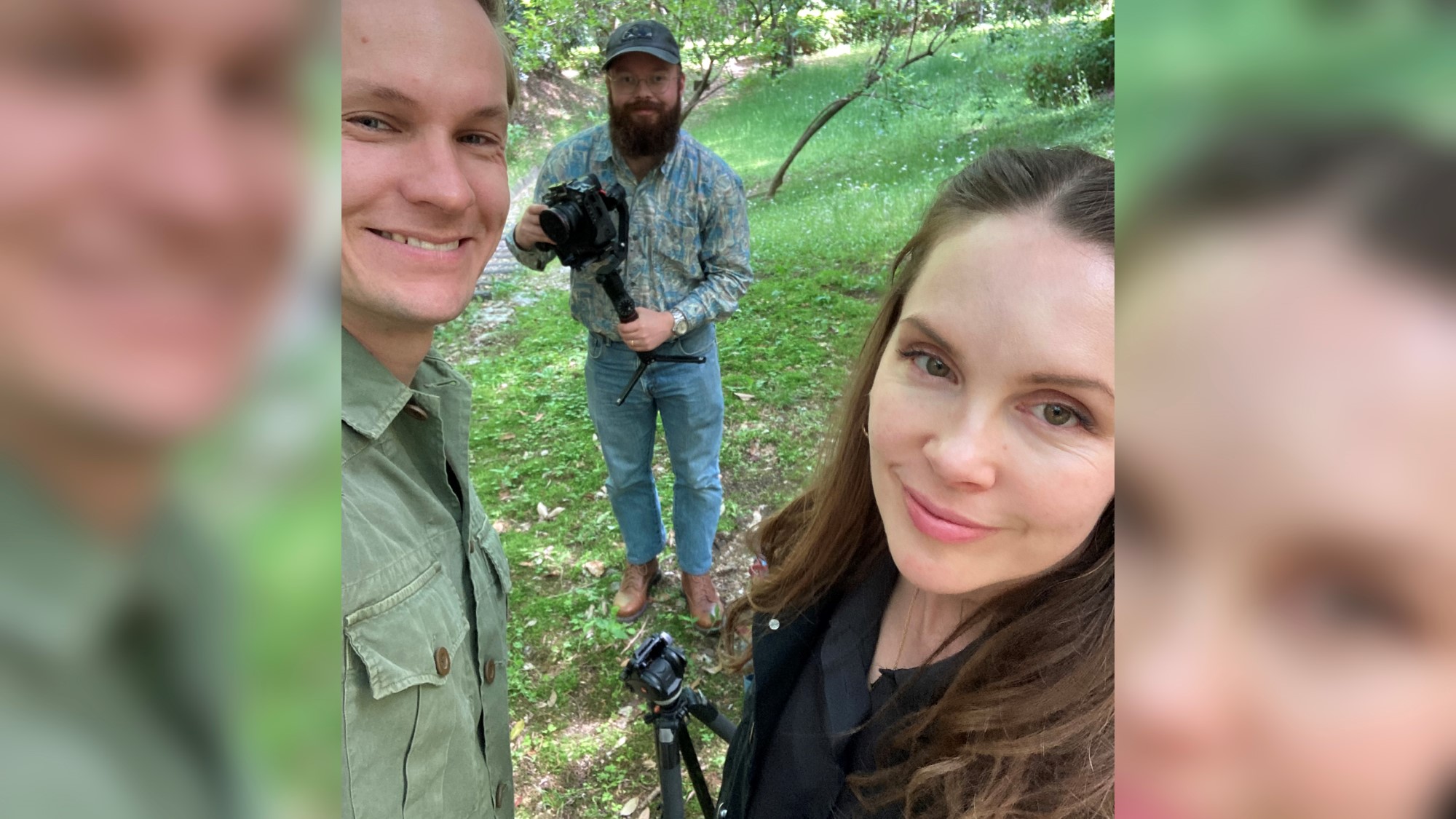 To smilende ansikt av et ungt ektepar. I bakgrunnen en mann med kamera.