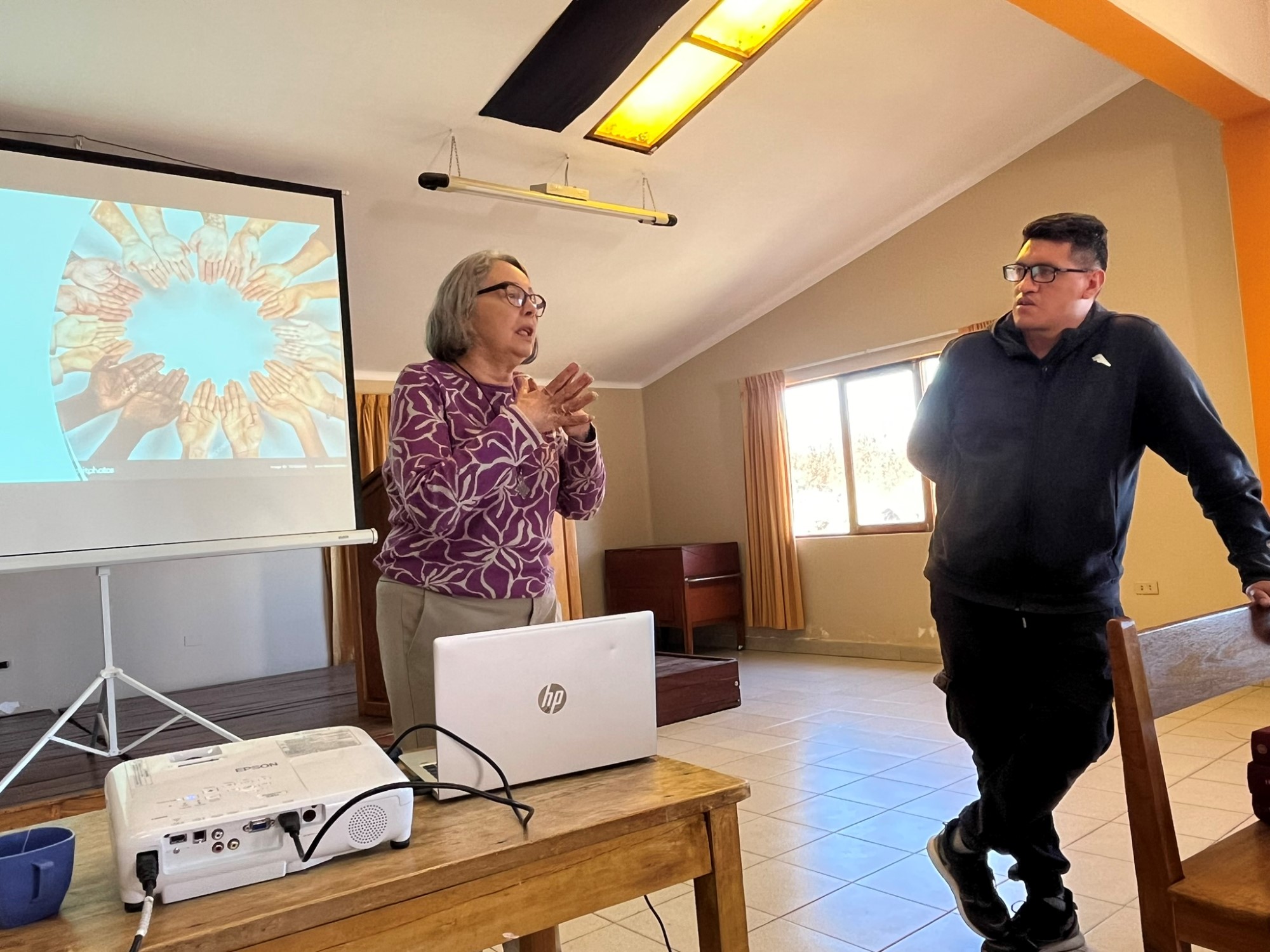 Maite Celeti saman med oversetjar Osmel Soliz