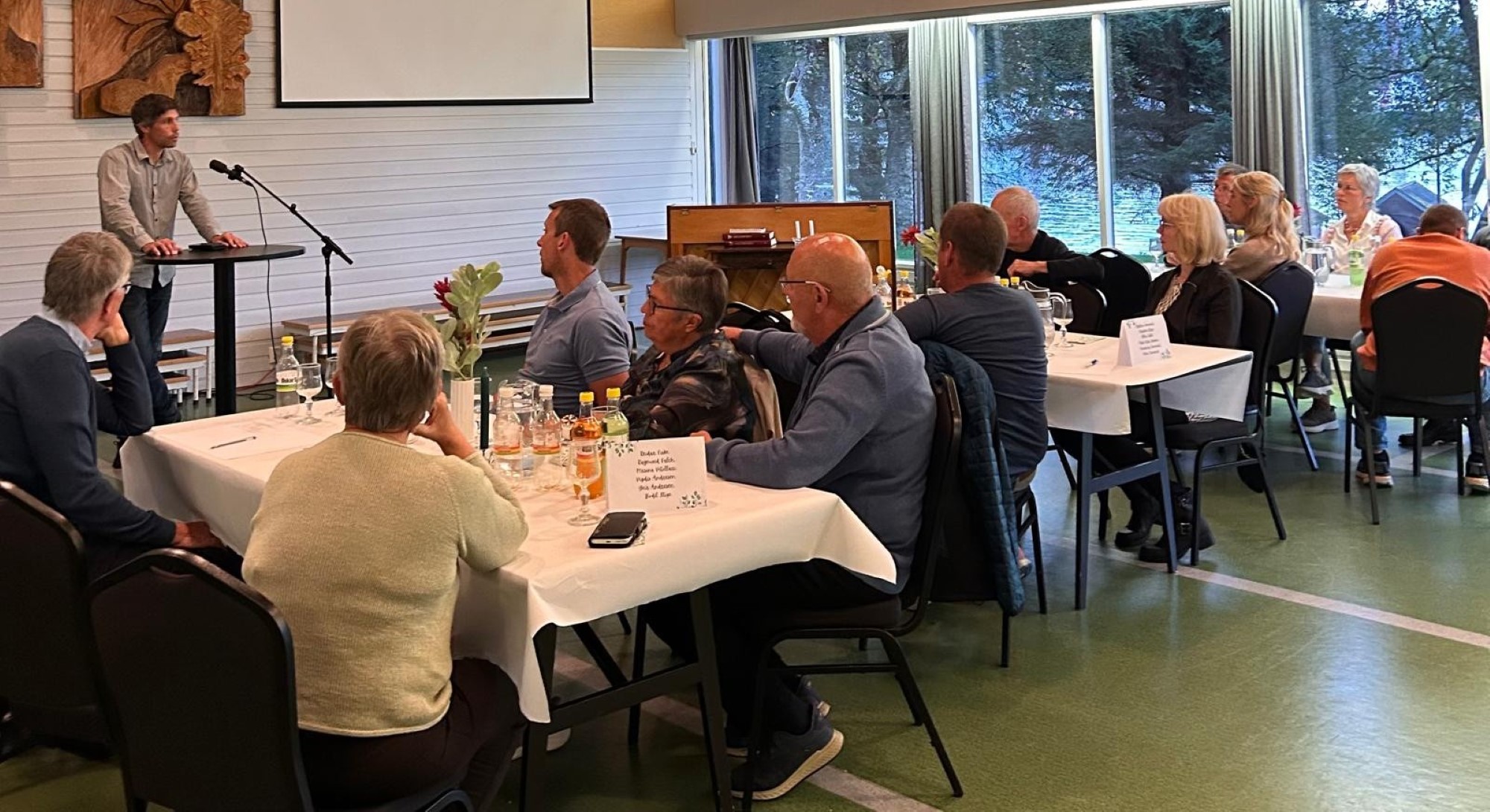 Bildet viser styreleder Øystein Johansen som snakker til de fremmøtte