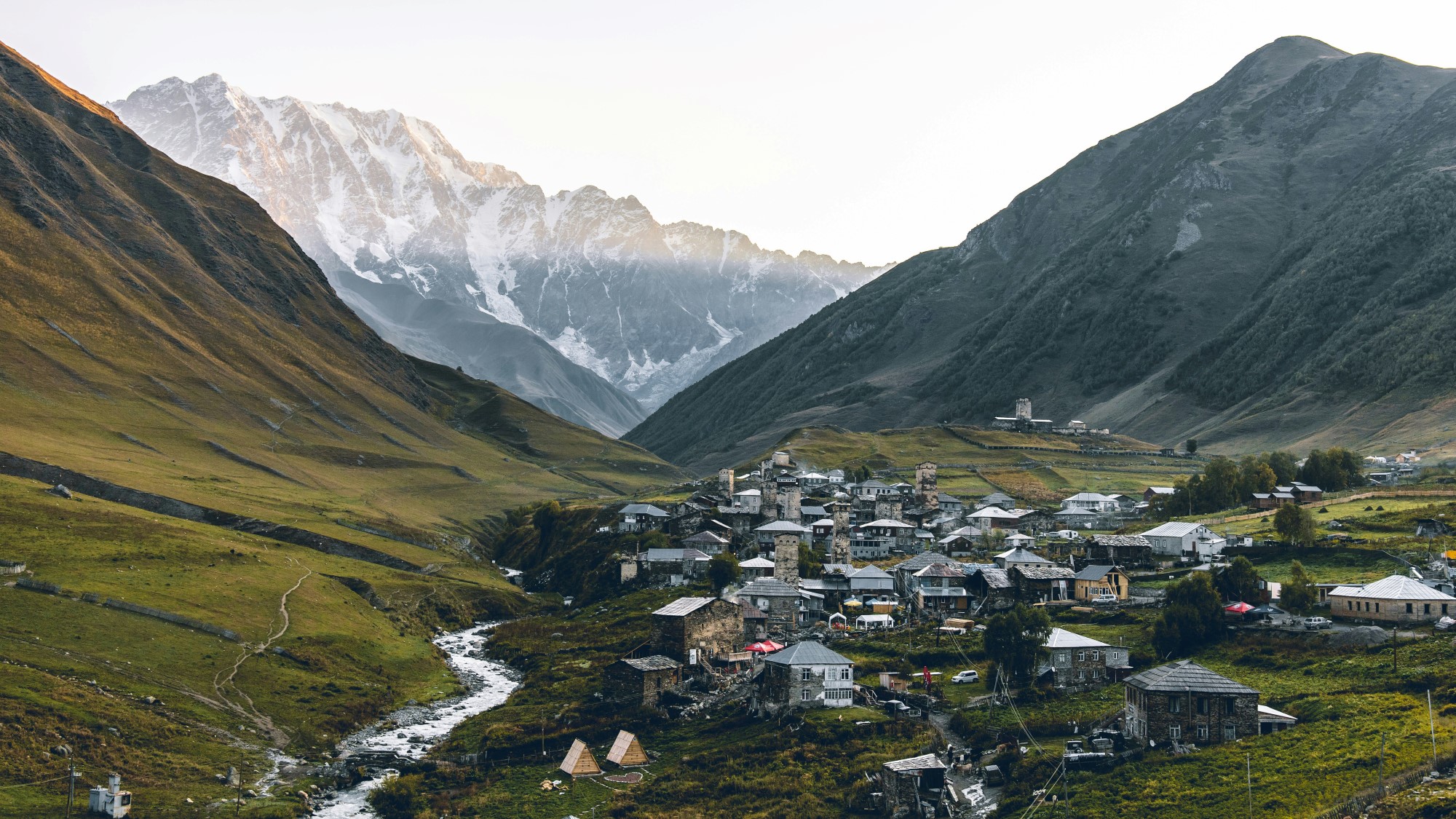 Landsby i fjellandskap