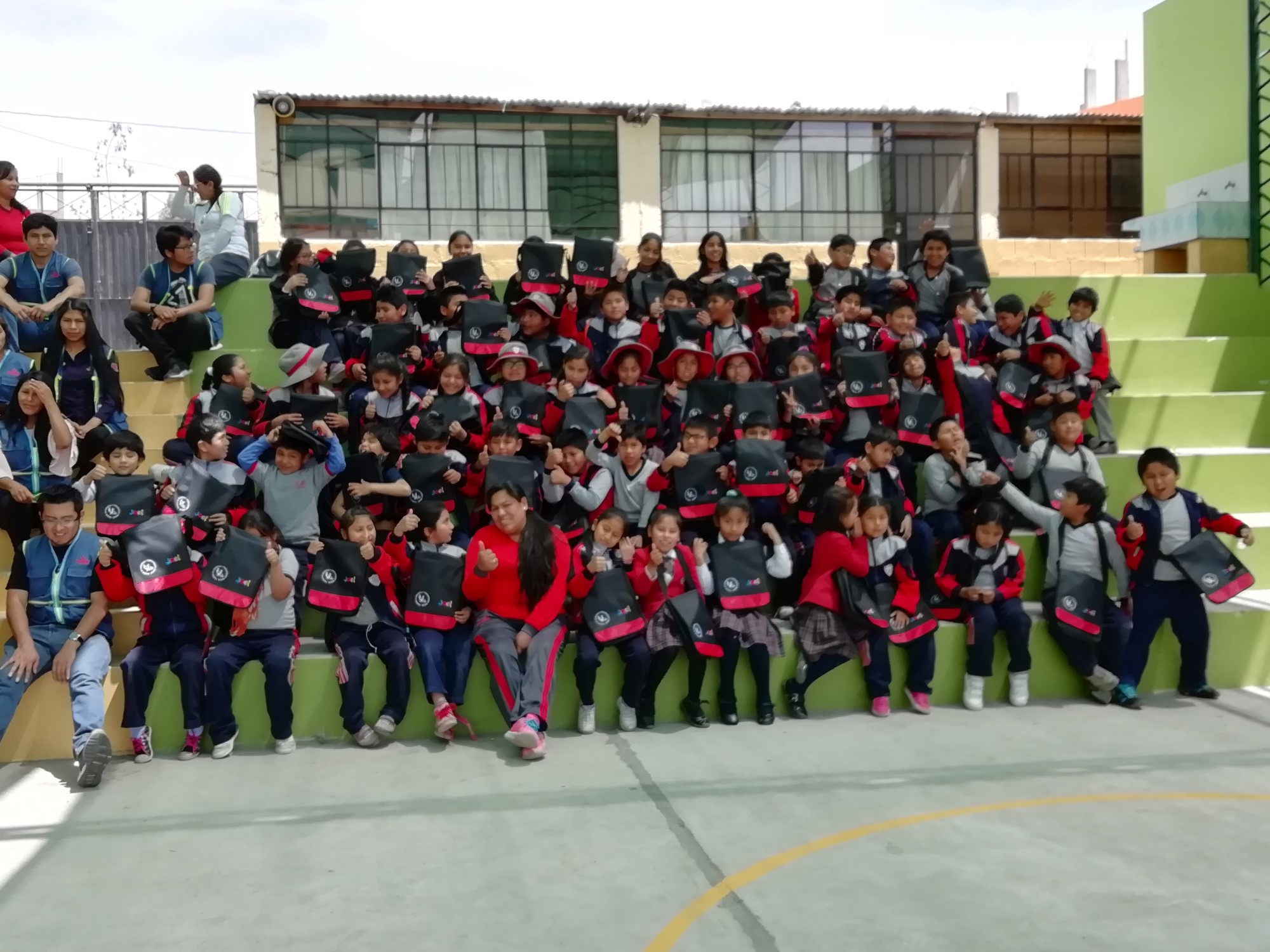 En oppstilling med mange barn