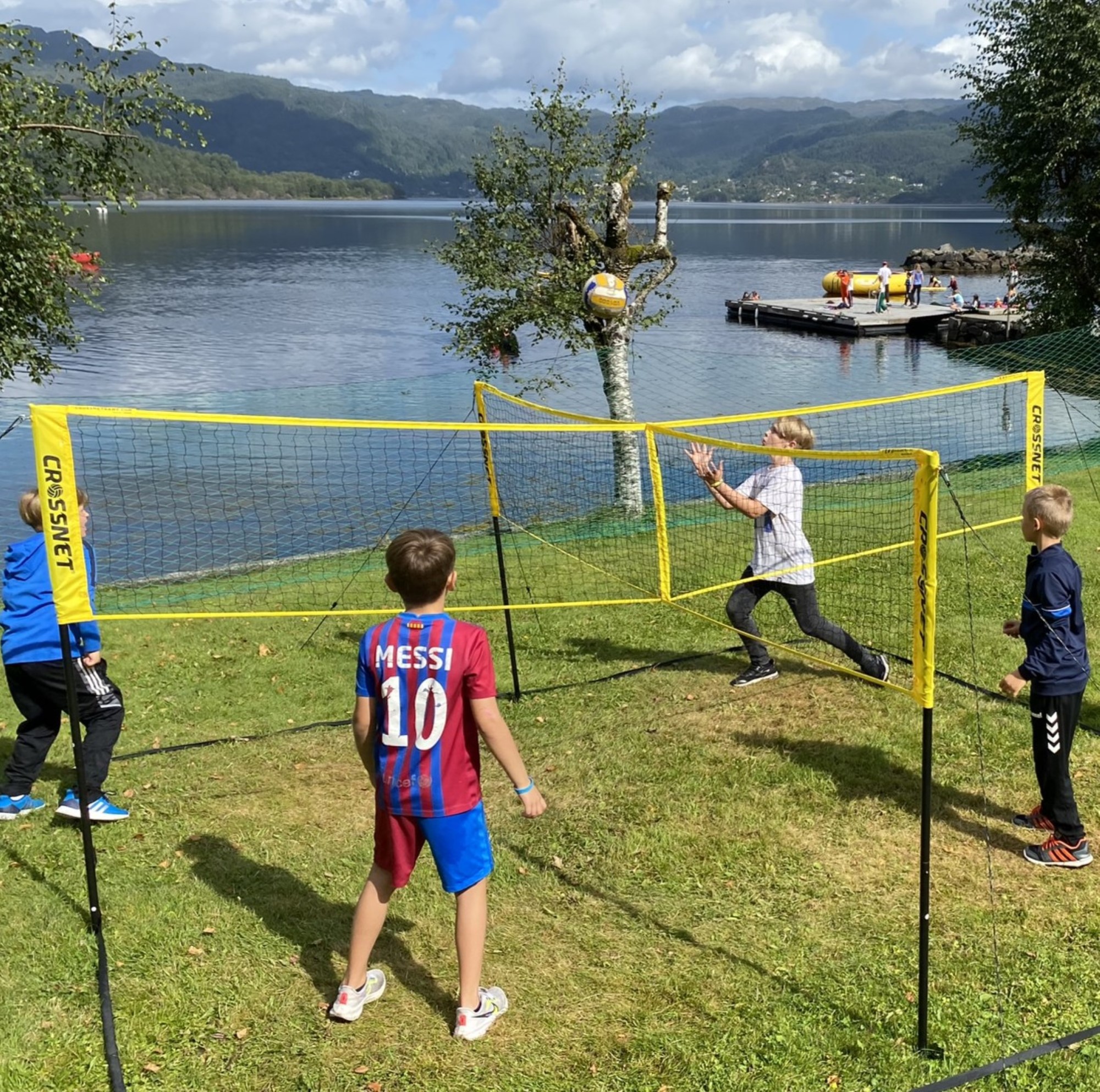 Gutter spiller crossvolley