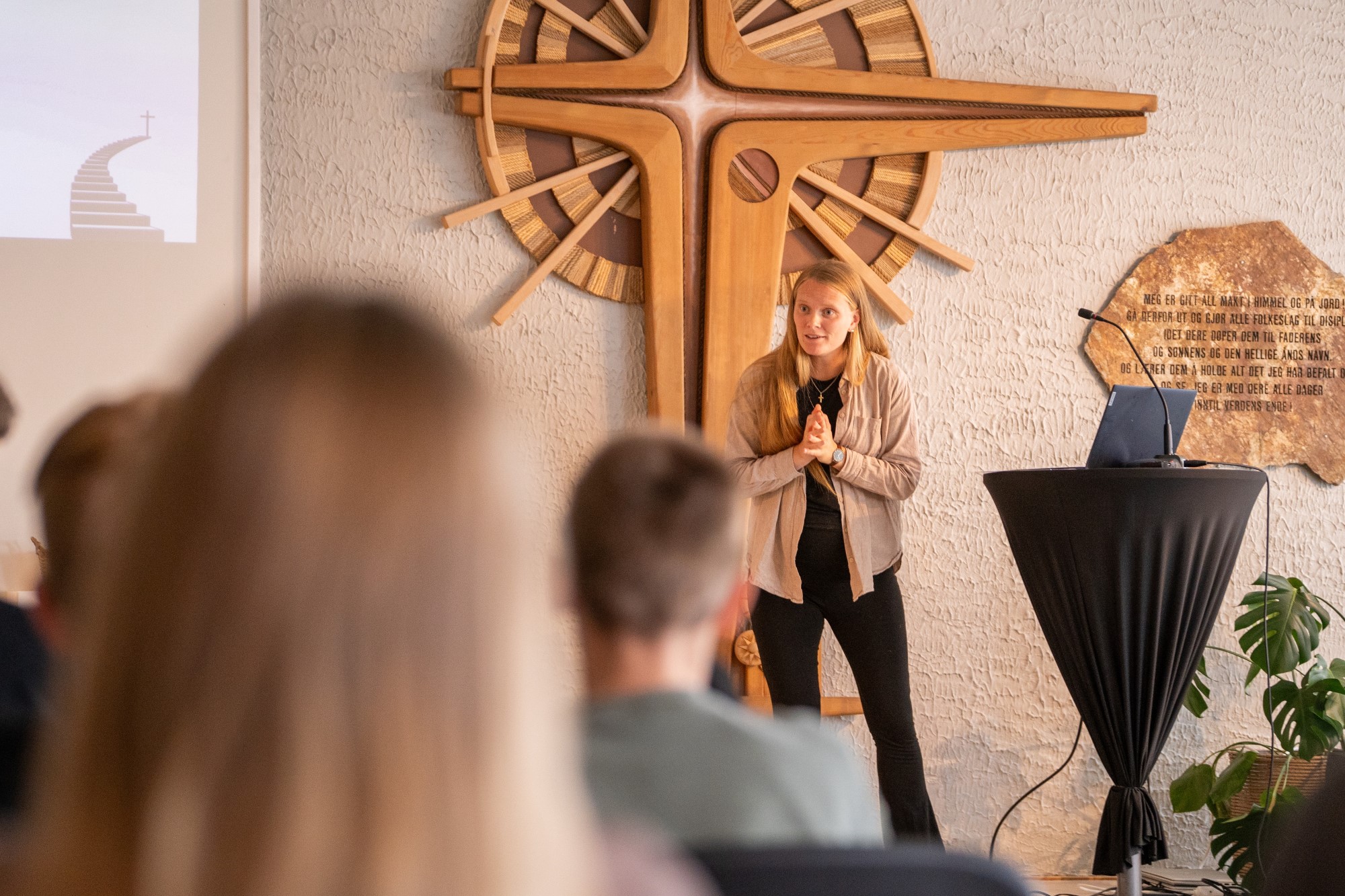 En kvinne holder andakt for ungdommer