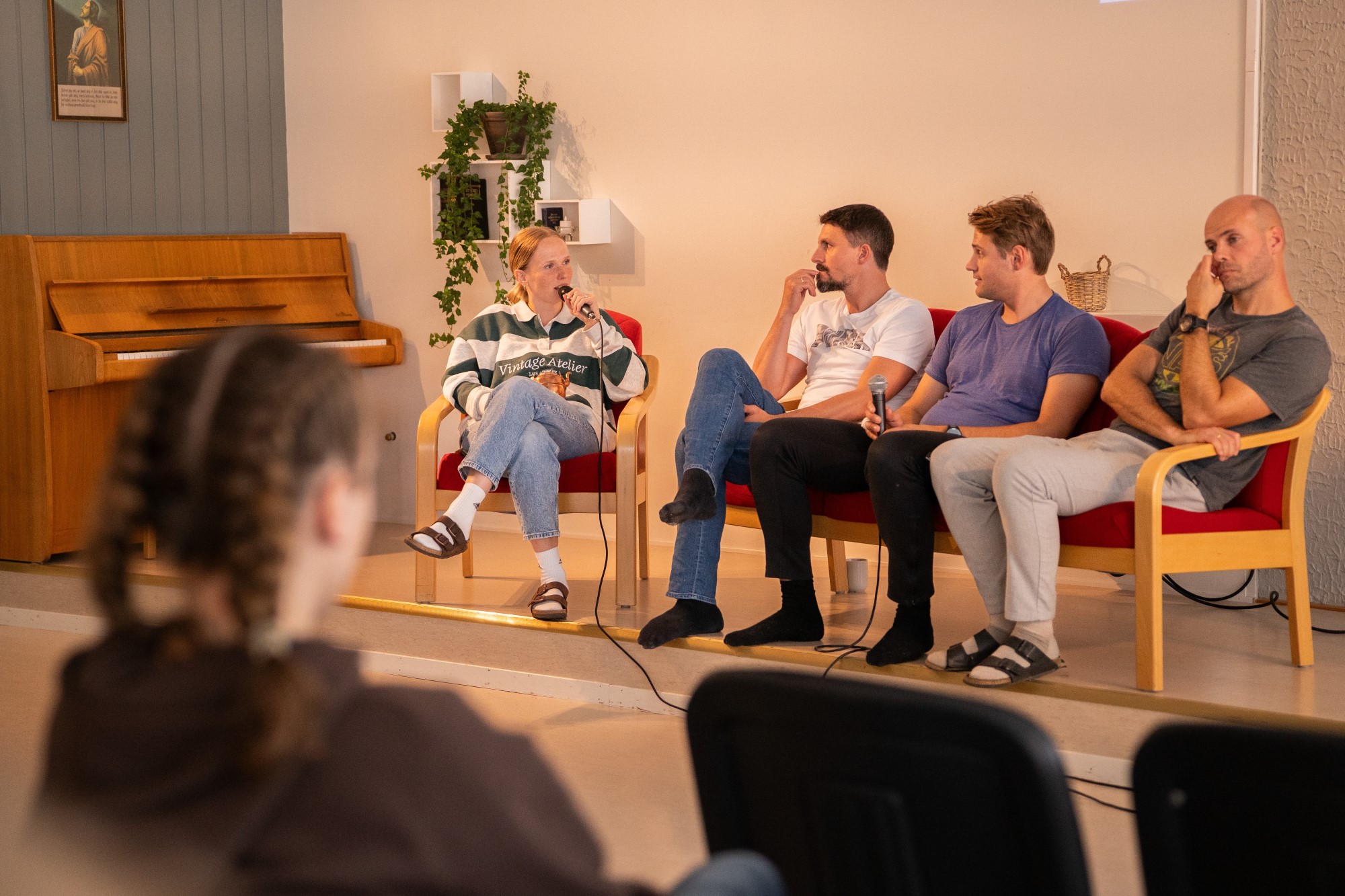 Fire voksne leirledere i panelsamtale