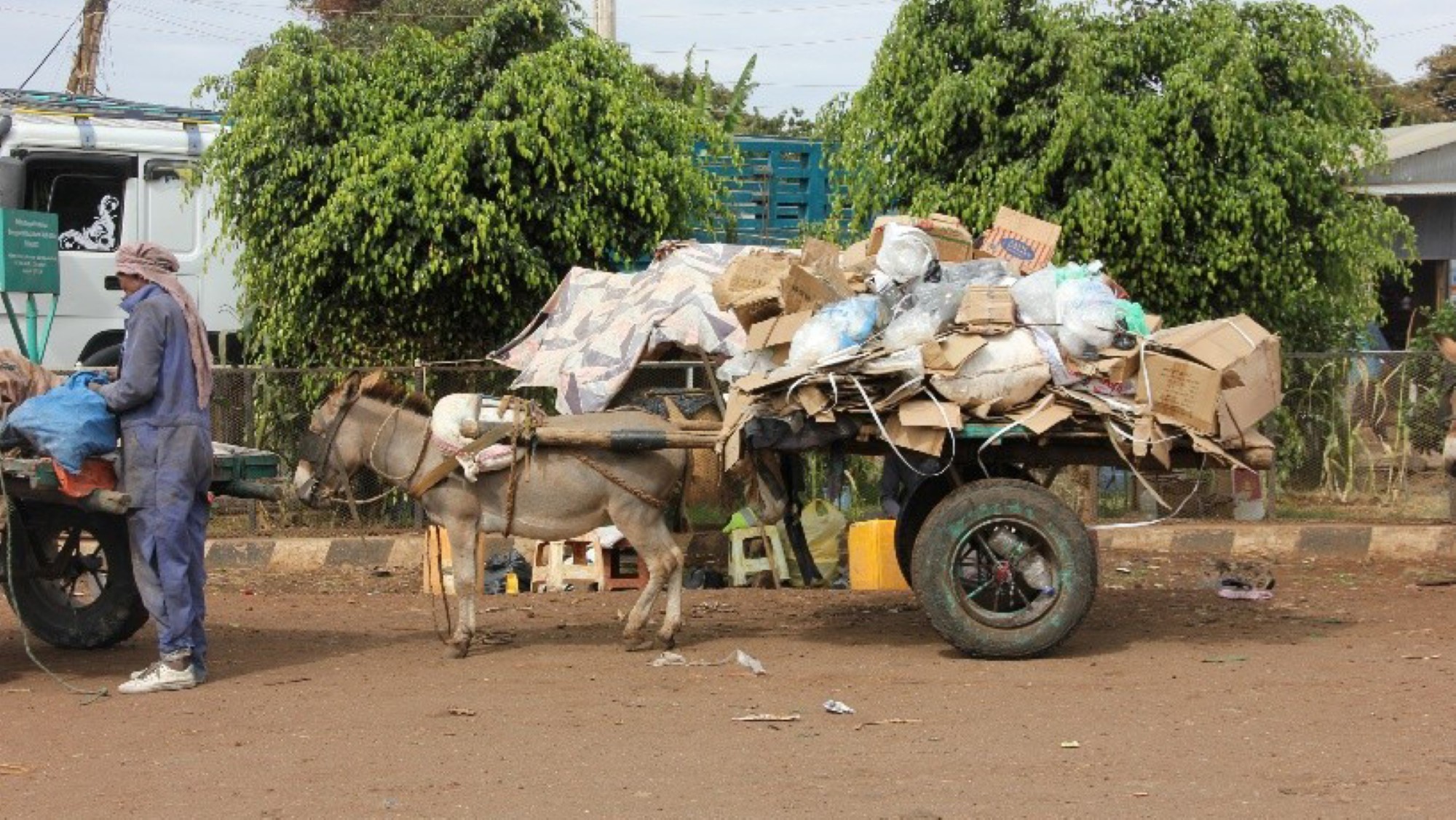 Kjerre full av søppel