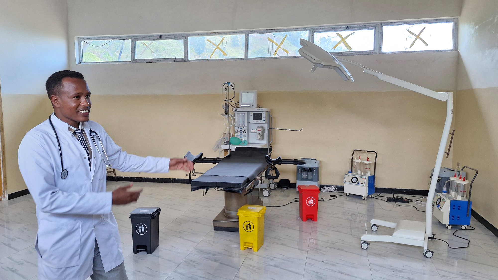 Dr. Getachew viser frem operasjonssalen