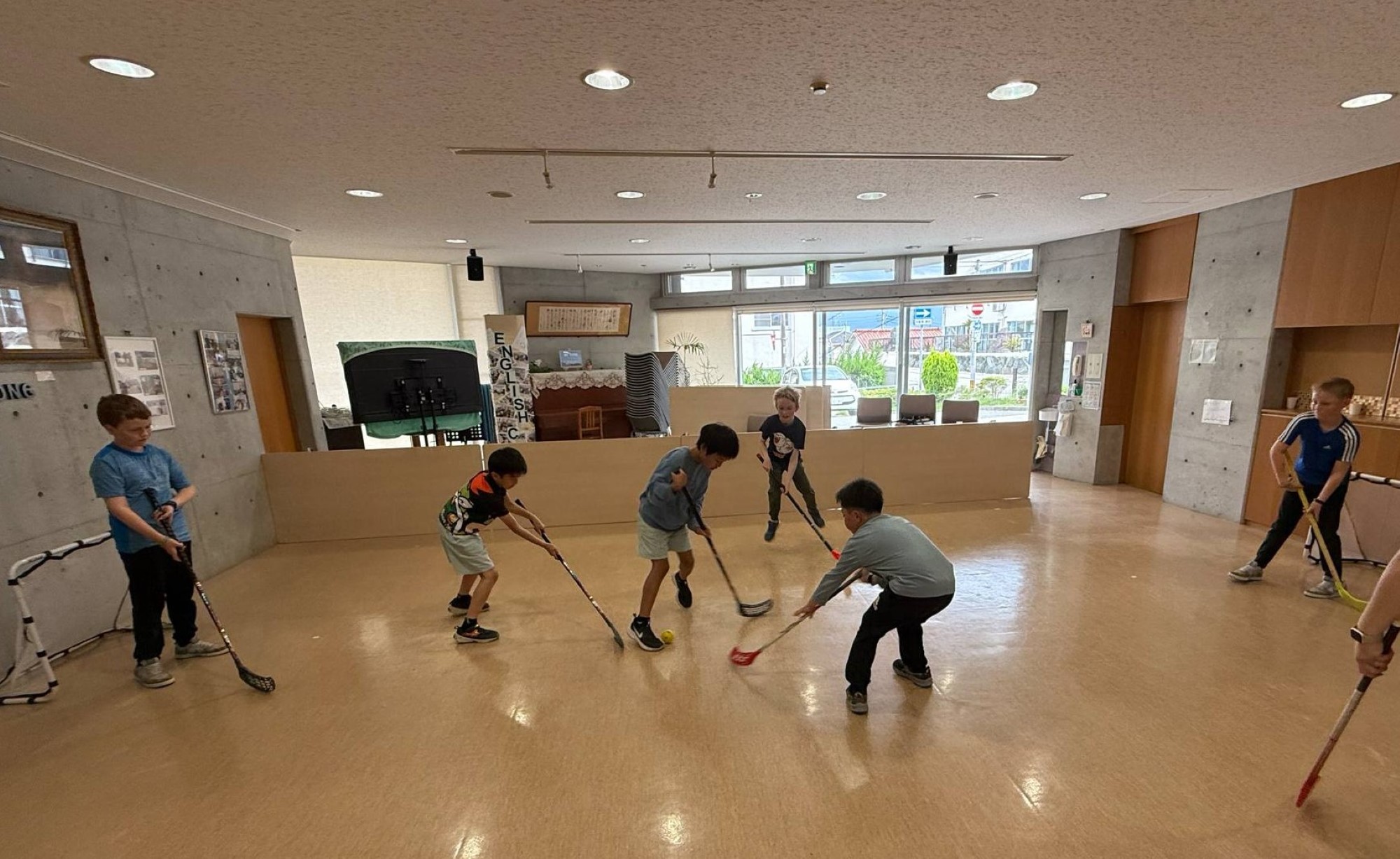 Norske og japanske gutter spiller innebandy
