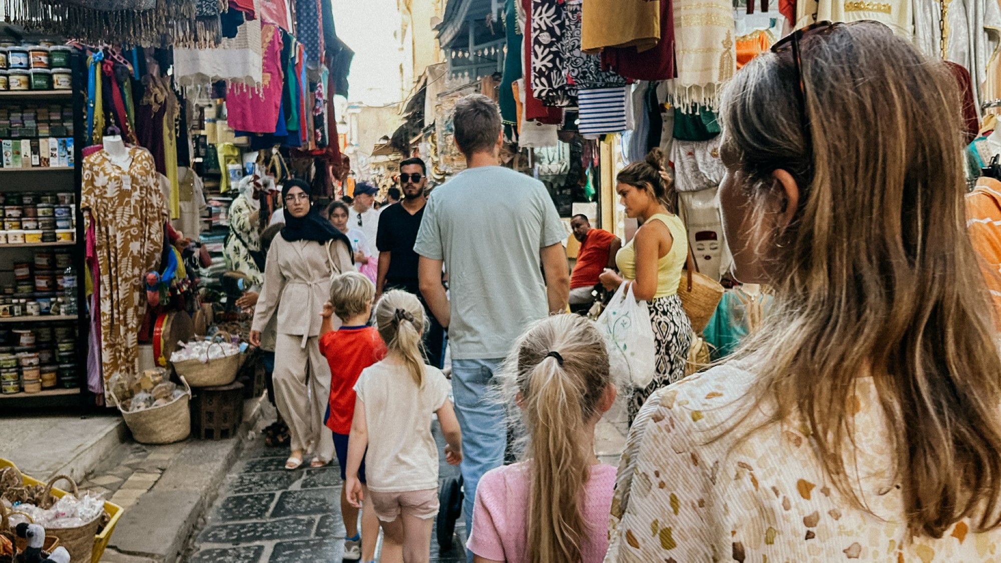 Familie på tur i travel handlegate