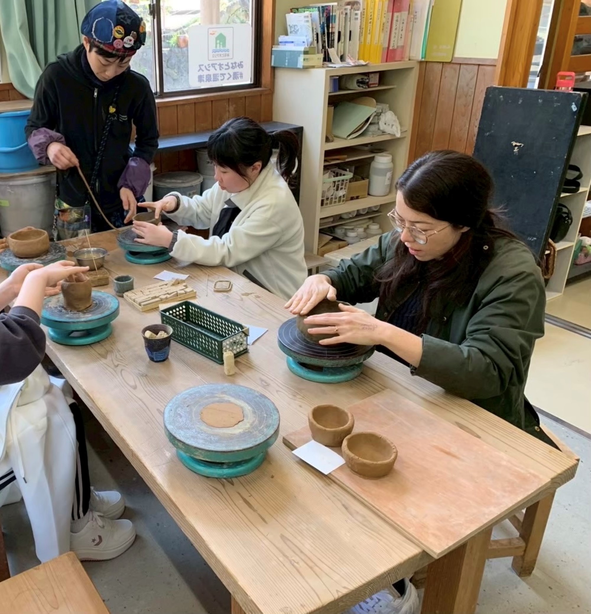 Ungdommar som lagar ting i leire