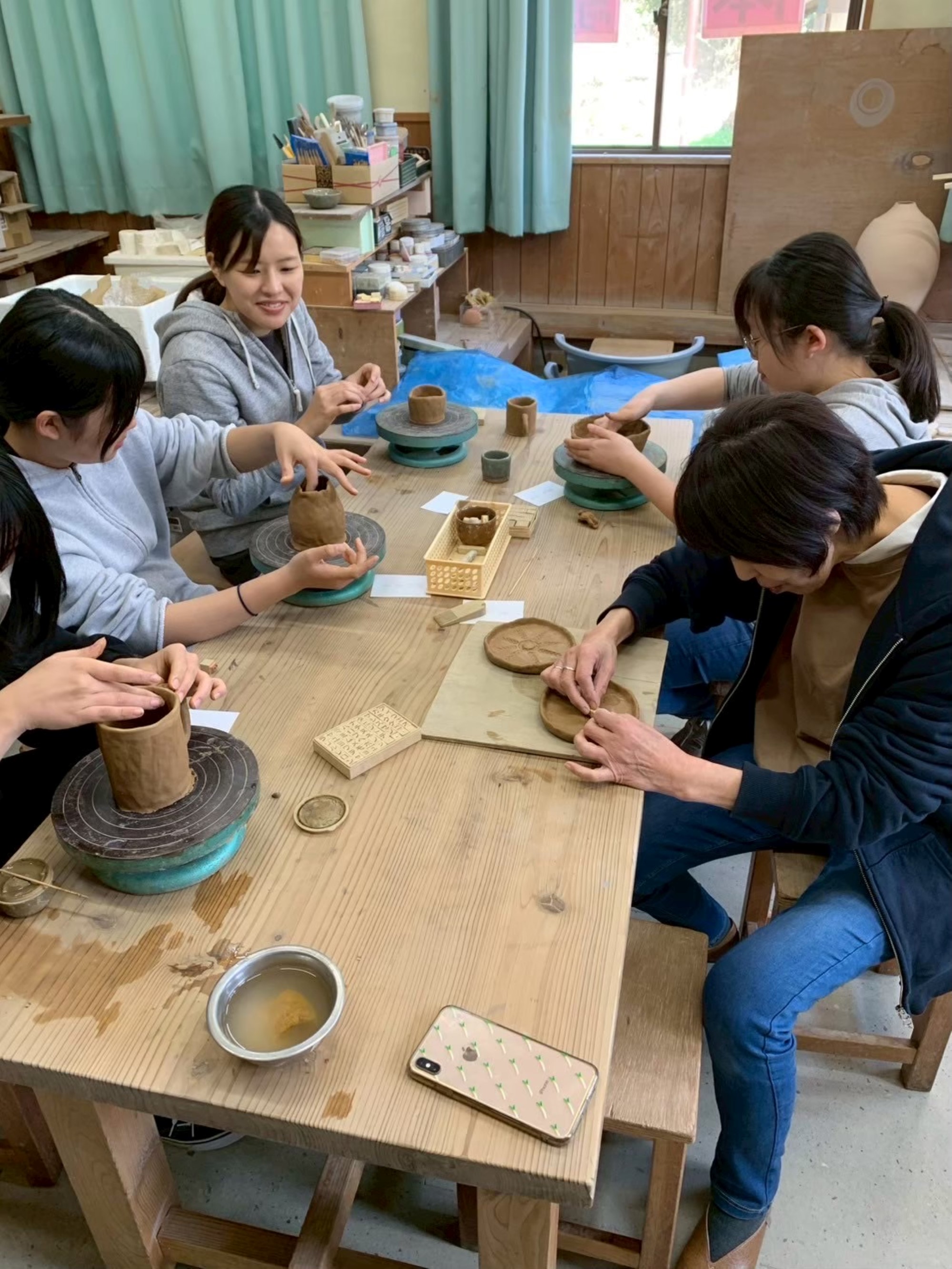 Ungdommar lagar koppar av leire