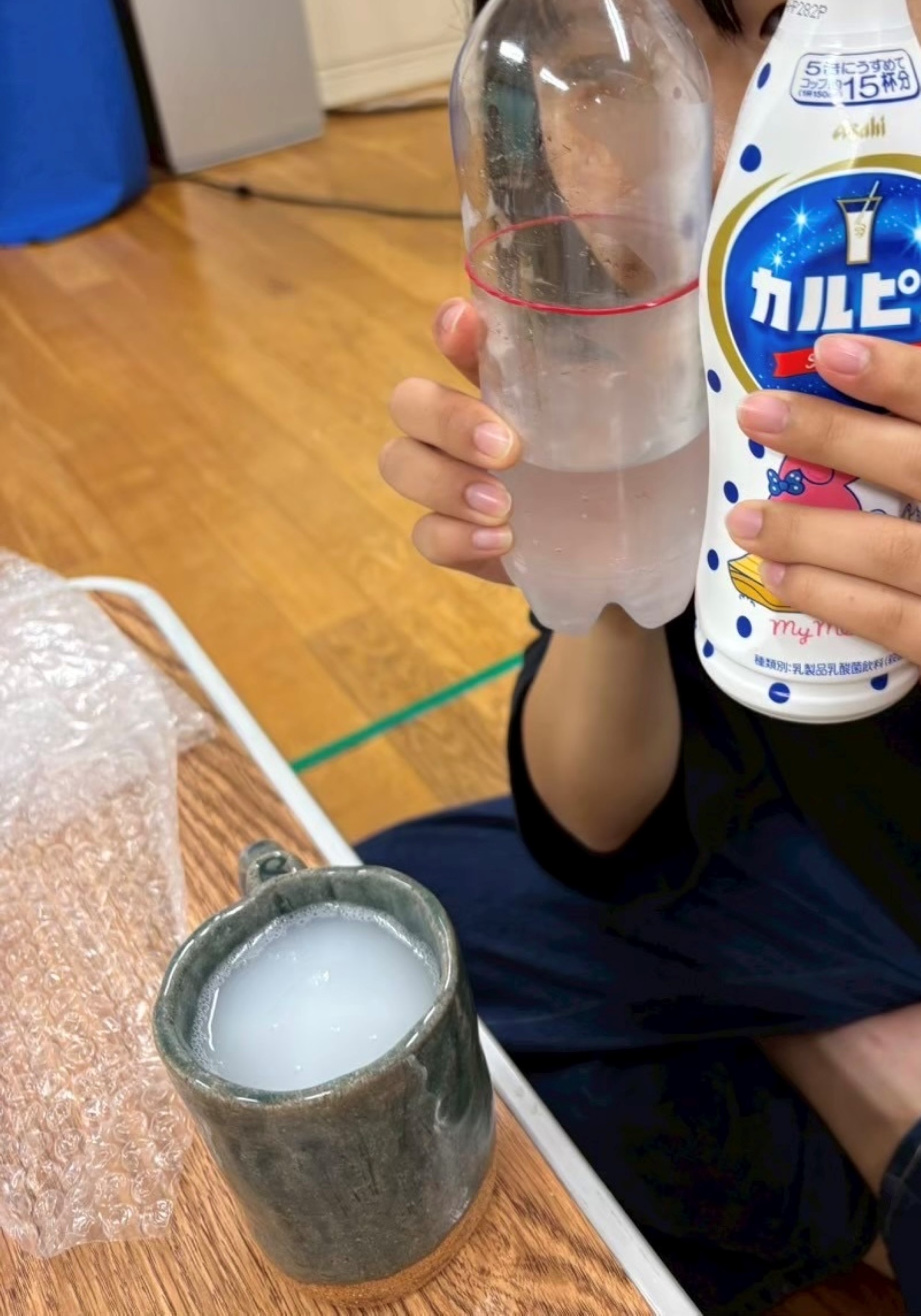 Ein kopp som blir fylt med brus