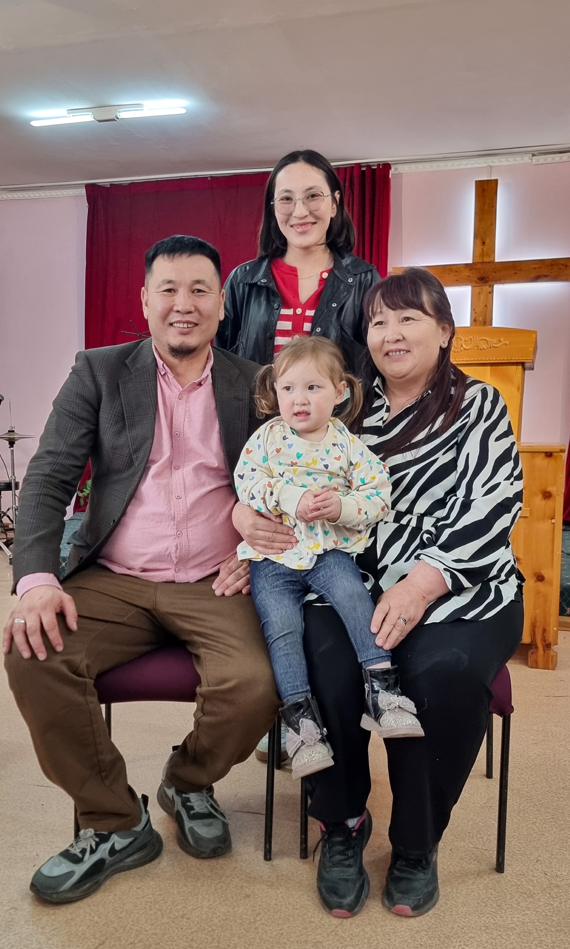 Familen samlet, mann, kone, datter og barnebarn