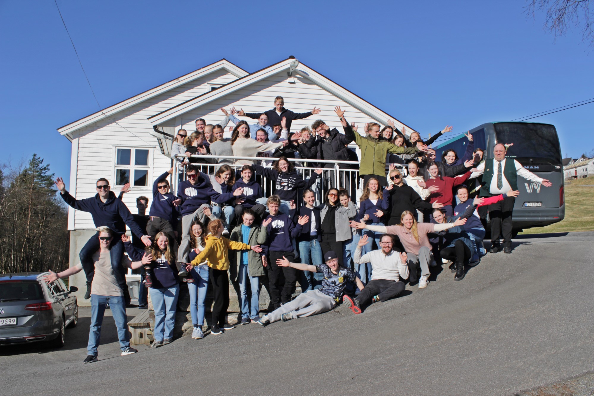 Bildet viser en gjeng med blide ungdommer i Kairos.