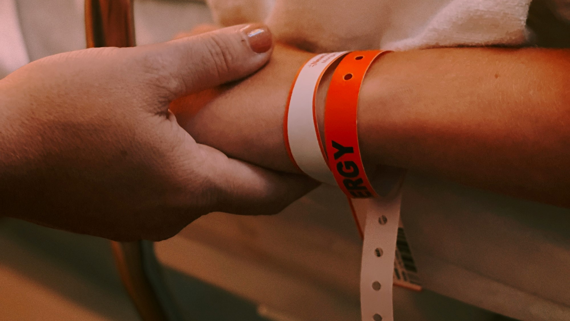 Hånd holder hånd i sykeseng