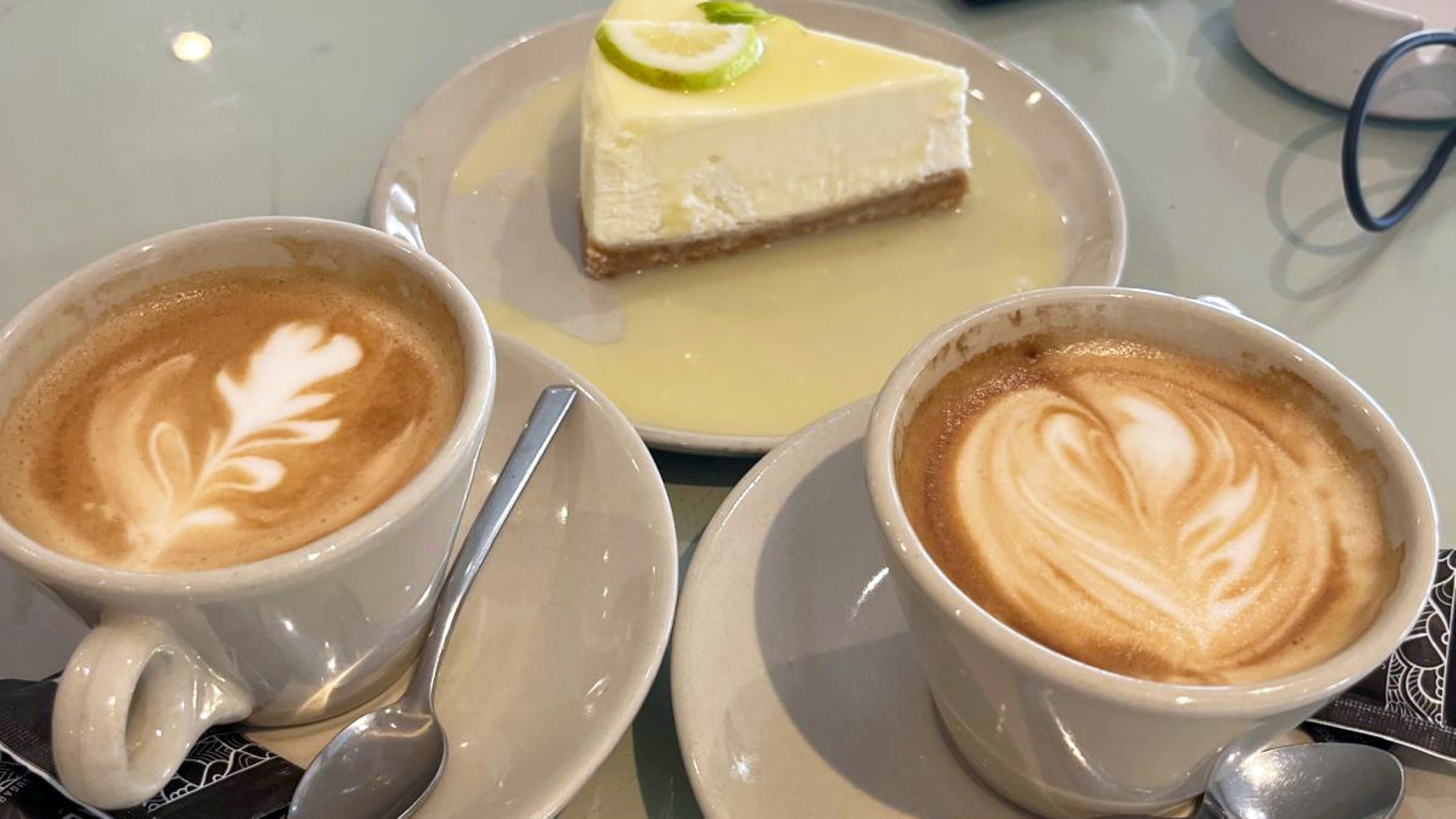 Kaffe og kake på kafé