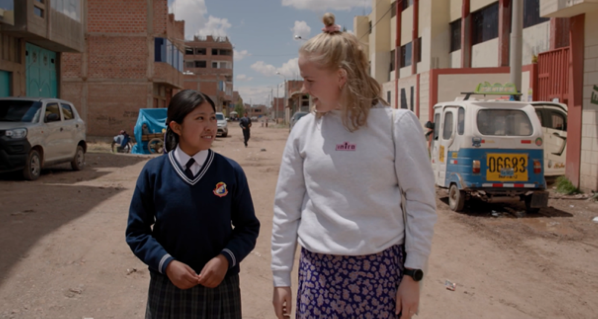 Trine og Naira prater sammen