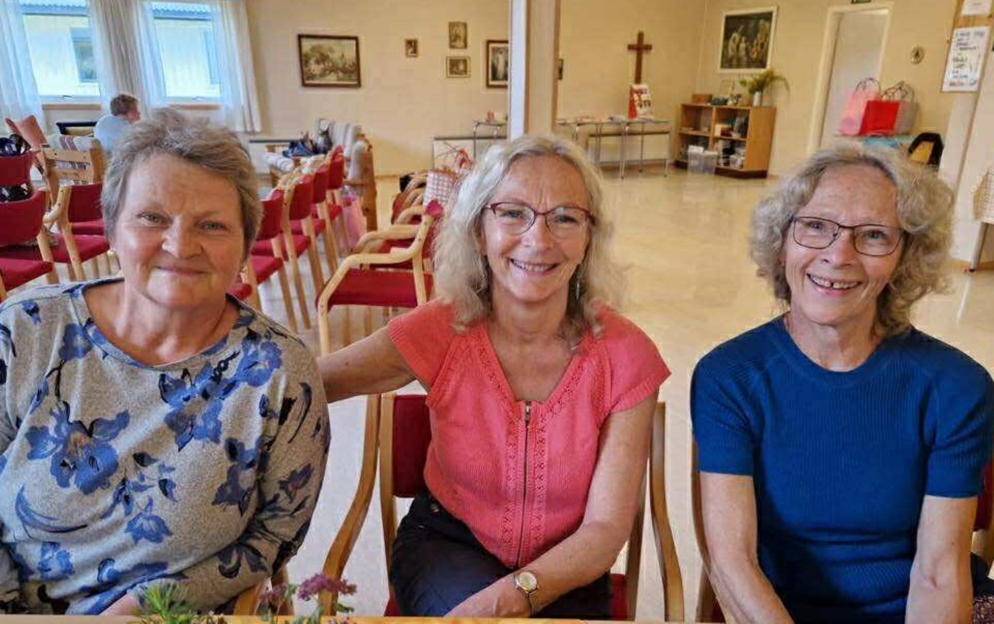 Bilde av tre smilende, voksne damer