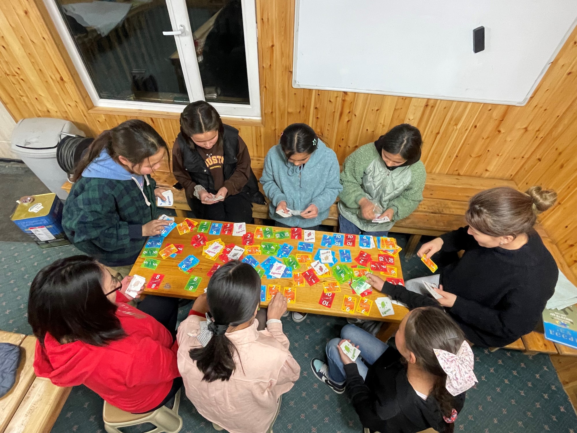 Noen av de få jenter som kom regelmessig det andre året, dypt engasjert i spillet Ligretto.