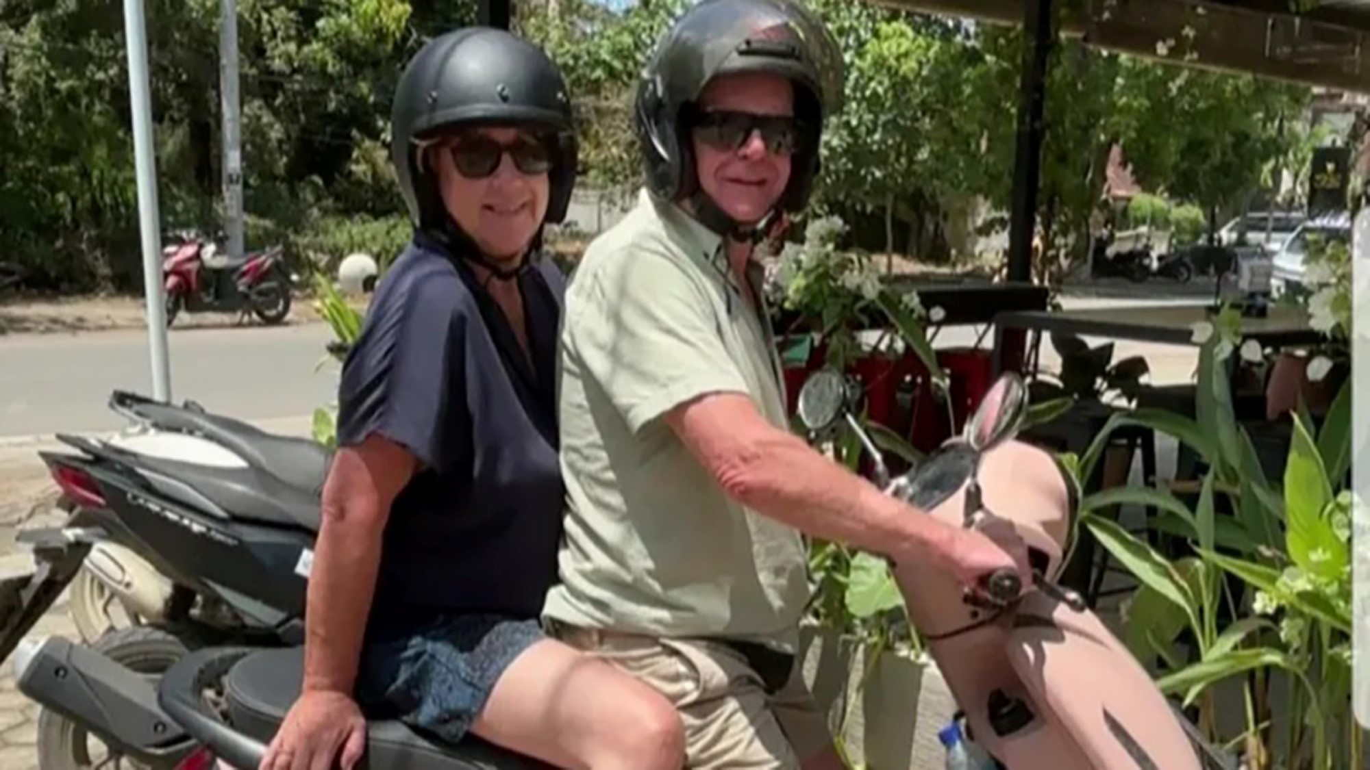 Eivind og Mona på moped