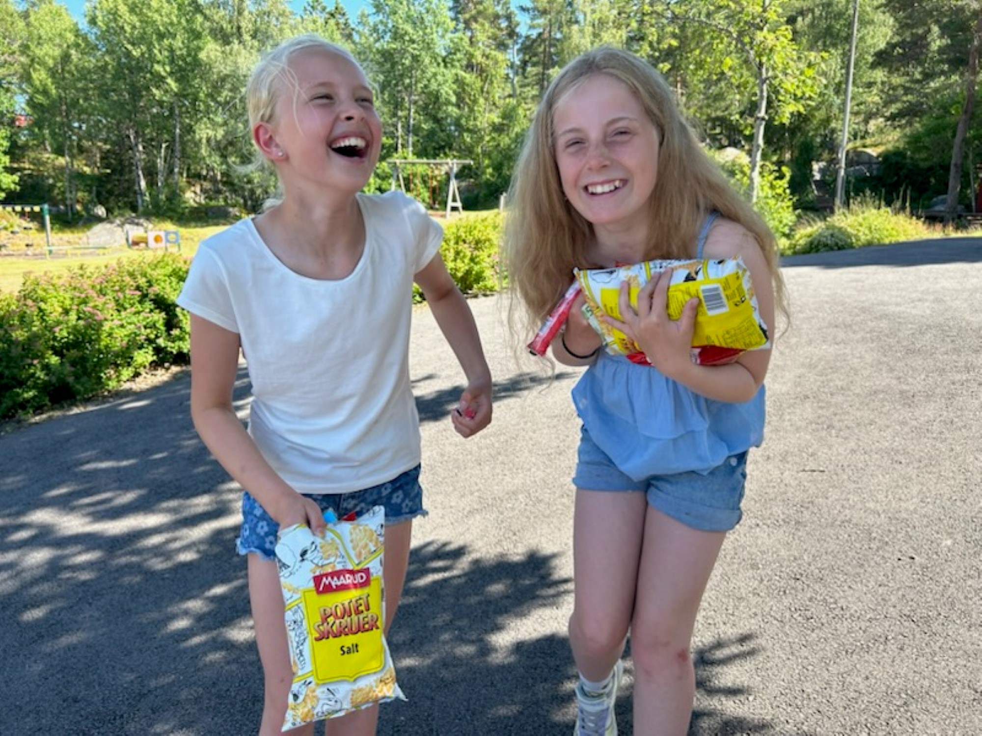 To jenter som steller i stand til kiosk på leir.