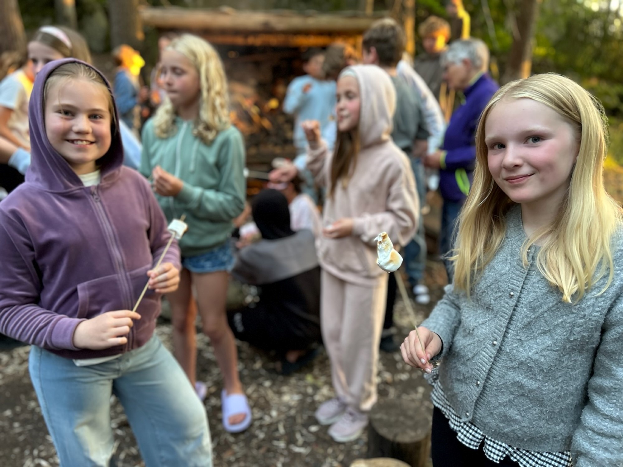 Bålkos med marshmellows på leiren «Water Games» i juni.