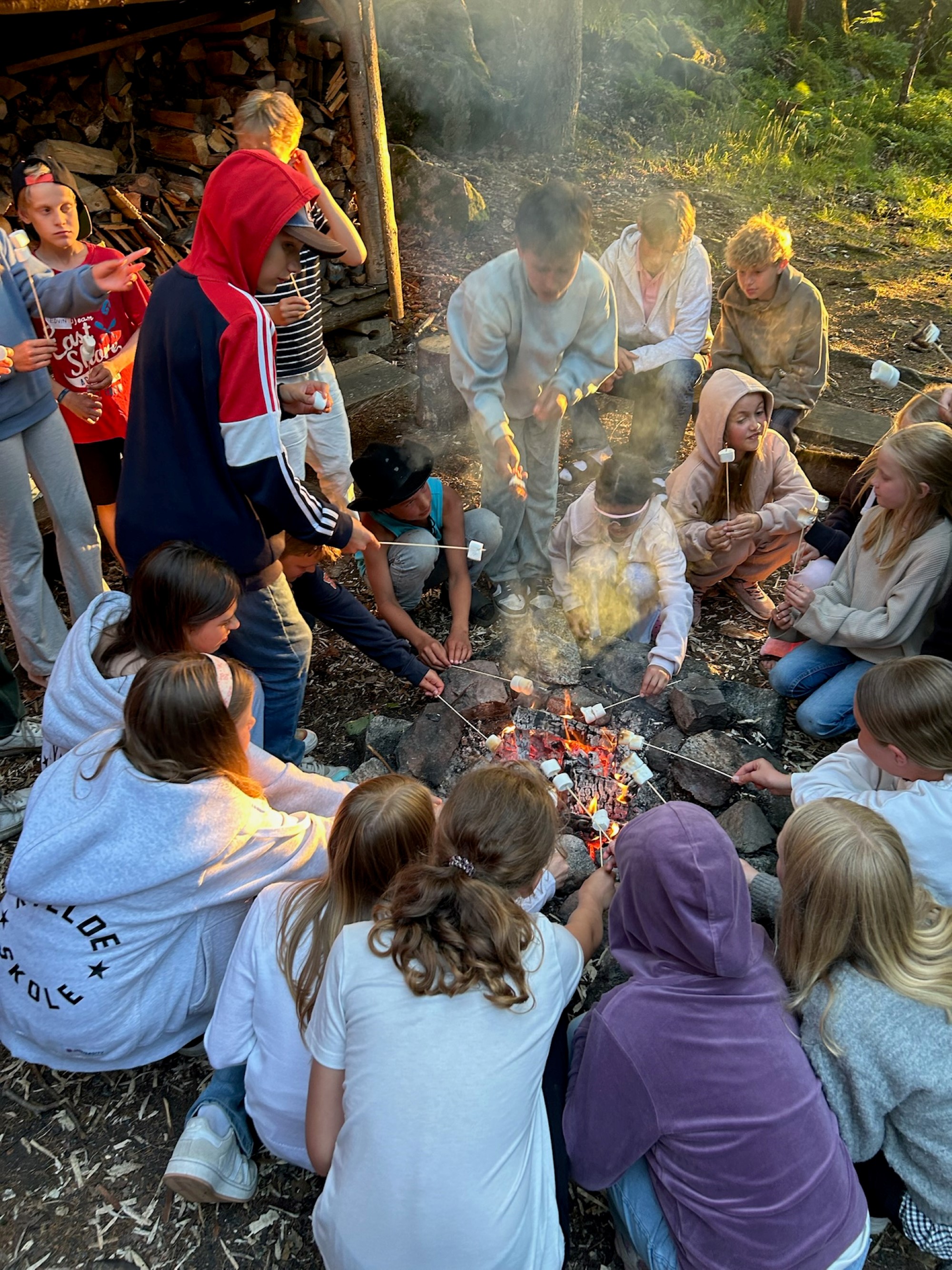 Bålkos med marshmellows på leiren «Water Games» i juni.