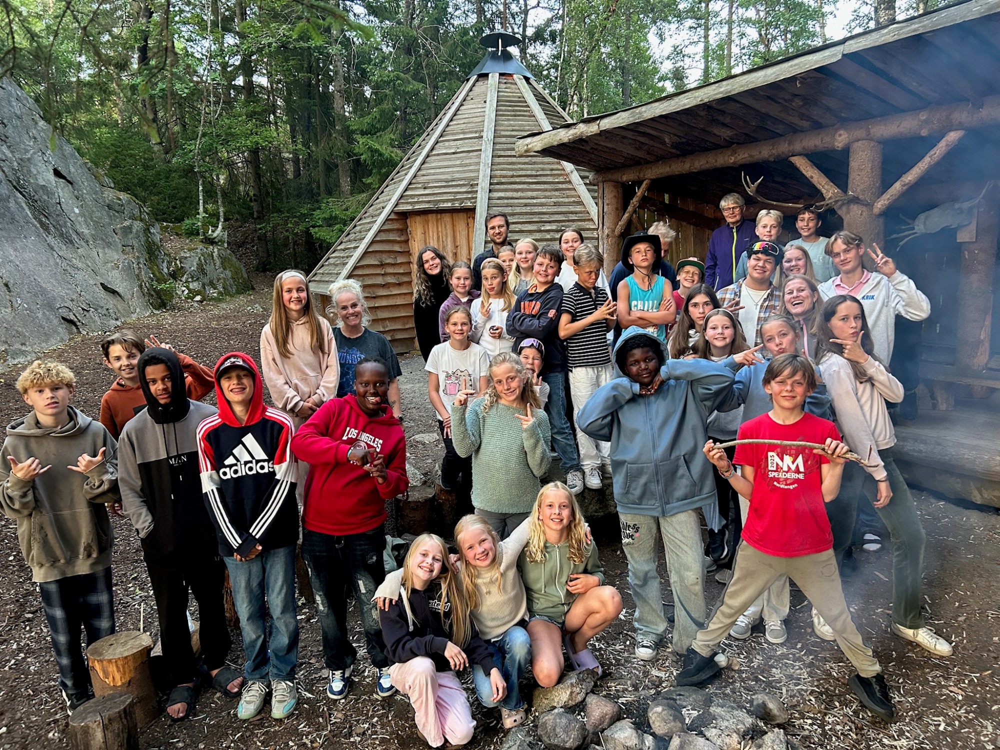 Barn fra flere steder på Sørøstlandet, og fra ulike kristne sammenhenger, reiser til Solåsen på leir. Noen har ingen tilknytning til et kristent fellesskap hjemme.